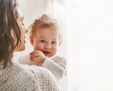 <h2>Od kiedy będzie przysługiwać nowy urlop i zasiłek</h2>
<p>Rzeczniczka wyjaśnia, że prawo do uzupełniającego urlopu przysługiwać będzie bezpośrednio po wykorzystaniu urlopu macierzyńskiego. W związku z tym wniosek należy złożyć przed końcem urlopu macierzyńskiego albo urlopu na warunkach urlopu macierzyńskiego.</p>
<p>- Do wniosku rodzic musi dołączyć wydane przez szpital zaświadczenie o okresie pobytu dziecka w szpitalu oraz o urodzeniu dziecka wraz z danymi dotyczącymi tygodnia ciąży i masy urodzeniowej &ndash; zastrzega Kowalska-Matis.</p>