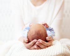 <h2>Dodatkowy urlop macierzyński - ile dni przysługuje</h2>
<p>Zgodnie z nowelizacją Kodeksu pracy długość dodatkowego urlopu będzie zależna od: wieku ciążowego dziecka w momencie narodzin, jego masy urodzeniowej oraz czasu hospitalizacji.</p>
<p>Wymiar urlopu może wynosić maksymalnie 8 lub 15 tygodni.</p>