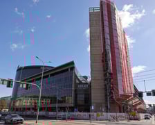 <p>Budynek Arkad Wrocławskich zasłonięty rusztowaniem</p>