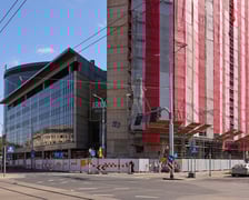 <p>Budynek Arkad Wrocławskich zasłonięty rusztowaniem</p>
