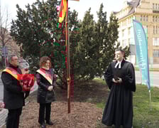 <p>Uroczystości związane z upamiętnieniem księdza Dietricha Bonhoeffera we Wrocławiu&nbsp; &ndash; na zdjęciu przewodnicząca Rady Miejskiej Agnieszka Rybczak i radny Jarosław Krauze&nbsp;</p>