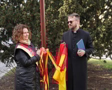 <p>Uroczystości związane z upamiętnieniem księdza Dietricha Bonhoeffera we Wrocławiu na zdjęciu przewodnicząca Rady Miejskiej Agnieszka Rybczak i ksiądz Karol Długosz</p>