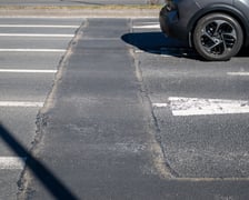 <p>Jedna z pierwszych pozimiowych dziur załatanych w mieście - rejon skrzyżowania ulic Popowickiej i Milenijnej&nbsp;&nbsp;</p>