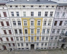 <p>Ulica Miernicza zmienia charakter - już nie przedstawia wojennego krajobrazu, za to emanuje kunsztowną myślą dawnych architekt&oacute;w</p>