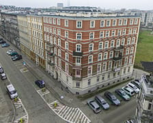 <p>Ulica Miernicza zmienia charakter - już nie przedstawia wojennego krajobrazu, za to emanuje kunsztowną myślą dawnych architekt&oacute;w</p>