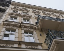 <p>Ulica Miernicza zmienia charakter - już nie przedstawia wojennego krajobrazu, za to emanuje kunsztowną myślą dawnych architekt&oacute;w</p>
