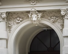 <p>Ulica Miernicza zmienia charakter - już nie przedstawia wojennego krajobrazu, za to emanuje kunsztowną myślą dawnych architekt&oacute;w</p>