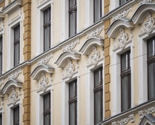 <p>Ulica Miernicza zmienia charakter - już nie przedstawia wojennego krajobrazu, za to emanuje kunsztowną myślą dawnych architekt&oacute;w</p>