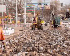 <ul>
<li><strong>673 zł</strong> - Montaż znaku drogowego</li>
<li><strong>1 600 000 zł</strong> - Budowa podw&oacute;jnej 100 metrowej trasy tramwajowej z trakcją</li>
<li><strong>190 000 000 zł</strong> - Budowa tramwaju przez Swojczyce</li>
<li><strong>3 385 000 zł</strong> - Budowa 1 km drogi osiedlowej</li>
<li><strong>1 378 000 zł</strong> - Budowa 1 km ścieżki rowerowej</li>
<li><strong>619 000 zł</strong> - Budowa 1 km chodnika o szerokości 3 m</li>
<li><strong>123 zł</strong> - Montaż, wynajem i średnie miesięczne utrzymanie kosza w pasie drogowym</li>
<li><strong>289 zł</strong> - Namalowanie przejścia dla pieszych</li>
<li><strong>425 000 zł</strong> - Budowa przejścia dla pieszych z azylem i doświetleniem</li>
<li><strong>16 390 zł</strong> - Montaż jednej latarni</li>
<li><strong>1 900 000 zł</strong> - Budowa drogi rowerowej do kładki na Muchoborze</li>
<li><strong>87 218 000 zł</strong> - Przebudowa ul. Pomorskiej i placu Staszica</li>
</ul>