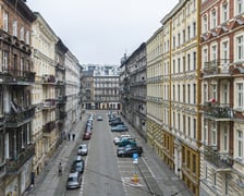 <ul>
<li><strong>8,90 zł</strong> - Stawka bazowa czynszu we Wrocławiu za mkw.</li>
<li><strong>62,3 zł</strong> - Minimalna miesięczna kwota czynszu w lokalu komunalnym (powierzchnia 10 mkw. plus 30% zniżki)</li>
<li><strong>2 128,88 zł</strong> - Maksymalna miesięczna kwota czynszu w lokalu komunalnym (powierzchnia 208 mkw. mkw. plus 15% zwyżki)</li>
<li><strong>2,22 zł</strong> - Stawka za najem socjalny we Wrocławiu za mkw.</li>
<li><strong>6,59 zł brutto/ 7,51 zł brutto</strong> - Koszt m sz. wody / koszt m sz. ściek&oacute;w</li>
<li><strong>3,5 mln zł</strong> - Koszt remontu kamienicy przy ul. Jedności Narodowej 153</li>
<li><strong>10 042 855,18 zł</strong> - Koszt remontu kamienicy przy ul. Wilczej 1-3-5</li>
<li><strong>120 mln zł</strong> - Wrocławskie kamienice - całkowity koszt remont&oacute;w w 2024 r</li>
<li><strong>22 mln zł</strong> - Całkowity koszt remont&oacute;w wrocławskich podw&oacute;rek w 2024 r.</li>
<li><strong>17,85 zł/mkw.</strong> - Tyle w 2025 r. wynosi średnia wysokość czynszu za wynajem mieszkania w TBS Wrocław</li>
<li><strong>9 027 525,60 zł</strong> - Tyle na remonty, modernizacje i konserwacje w 2025 r. planuje wydać TBS Wrocław</li>
</ul>