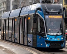 <ul>
<li><strong>9,23 zł/10,18 zł</strong> - Koszt przejazdu jednego km autobusu solo/przegubowego</li>
<li><strong>17,78 zł</strong> - Koszt przejazdu jednego km tramwaju</li>
<li><strong>3 757 983 zł</strong> -&nbsp; Zakup jednego autobusu elektrycznego (przegubowy eCitaro)</li>
<li><strong>399,87 zł</strong> - Miesięczne utrzymanie jednego roweru miejskiego</li>
<li><strong>550 tys.</strong> - Średnia dzienna liczba pasażer&oacute;w MPK</li>
<li><strong>8 293 538 zł</strong> - Zakup jednego tramwaju niskopodłogowego (Pesa 146N)</li>
<li><strong>1 946 844 zł</strong> - Zakup jednego autobusu spalinowego (Mercedes Citaro)</li>
<li><strong>650 tys. zł</strong> - Budowa przystanku wiedeńskiego (peron wiedeński)</li>
<li><strong>70 mln zł</strong> - Program poprawy infrastruktury szynowej TORYWOLUCJA</li>
</ul>