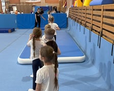 Pierwszoklasiści z Zespołu Szkolno-Przedszkolnego numer 18 we Wrocławiu na zajęciach w ramach programu "Wrocławski Mały Akrobata"