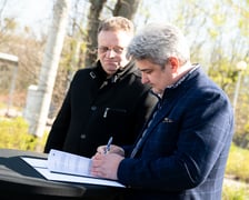 <p>Sławomir Kanik i Piotr Paś, podpisanie umowy na projekt trasy tramwajowej przez Klecinę (4 kwietnia 2025 roku)</p>