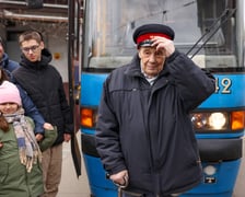 Roman Kroczak w dniu swoich setnych urodzin prowadził tramwaj na zajezdni Ołbin