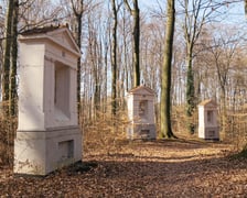 <p>Trzy kapliczki Kalwarii Trzebnickiej</p>