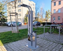 Dodatkowe nasadzenia zieleni, stacje do naprawy rowerów gotowe do użytku na osiedlach TBS Wrocław