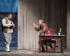 Scena ze spektaklu "Zemsta" we Wrocławskim Teatrze Komedia. Zdjęcie archiwalne