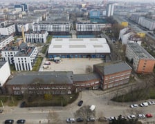 <p>Hala (w głębi, z niebieskimi drzwiami) pod nową siedzibę BWA Wrocław, marzec 2025</p>
