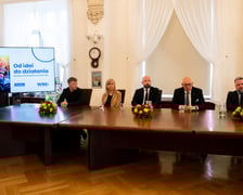 <p>Konferencja w gabinecie prezydenta Jacka Sutryka poświęcona rozwojowi branży gastronomicznej we Wrocławiu</p>