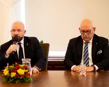 <p>Konferencja w gabinecie prezydenta Jacka Sutryka poświęcona rozwojowi branży gastronomicznej we Wrocławiu &ndash; na zdjęciu prezydent Jacek Sutryk i Maciej Dobrzyniecki&nbsp;</p>