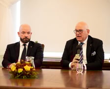 <p>Konferencja w gabinecie prezydenta Jacka Sutryka poświęcona rozwojowi branży gastronomicznej we Wrocławiu &ndash; na zdjęciu prezydent Jacek Sutryk i Maciej Dobrzyniecki (przy mikrofonie)</p>