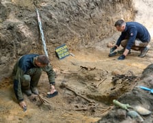Prace archeologiczne specjalistów z Pracowni POMOST na cmenatrzu na Krzykach