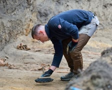 Prace archeologiczne specjalistów z Pracowni POMOST na cmenatrzu na Krzykach