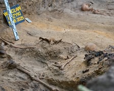 Prace archeologiczne specjalistów z Pracowni POMOST na cmenatrzu na Krzykach