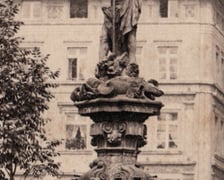 Fragment rzeźby Neptuna z widocznymi delfinami