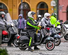 Zlot skuterów Vespa na placu Solnym