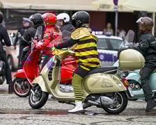 Zlot skuterów Vespa na placu Solnym