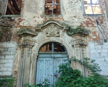 <p>Wejście i herb rodu. Ruiny pałacu von Zedlitza w Czerńczycach, oddalonych ok. 25 km od Wrocławia</p>