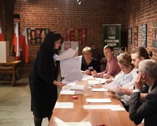 Komisja wyborcza nr 6 w Arsenale, w Muzeum Miejskim Wrocławia, zlicza oddane głosy