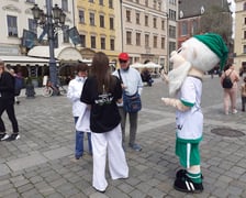 Puchar i maskotka przed fontanną w rynku, 23 maja 2025
