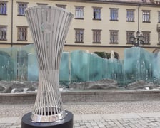 Puchar i maskotka przed fontanną w rynku, 23 maja 2025