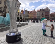 Puchar i maskotka przed fontanną w rynku, 23 maja 2025