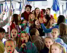 Młodzi artyści z  z Młodzieżowej Akademii Musicalowej MAM i Tramwaj Praw Dziecka