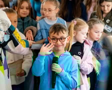 Młodzi artyści z  z Młodzieżowej Akademii Musicalowej MAM i Tramwaj Praw Dziecka
