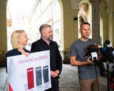 <p>Agata Dzikowska, Radosław Michalski i Bernard Słapa, ogłoszenie wynik&oacute;w frekwencyjnych na wrocławskich osiedlach. 2 czerwca 2025</p>
