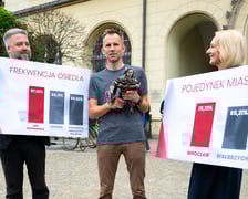 <p>Agata Dzikowska, Radosław Michalski i Bernard Słapa, ogłoszenie wynik&oacute;w frekwencyjnych na wrocławskich osiedlach. 2 czerwca 2025</p>