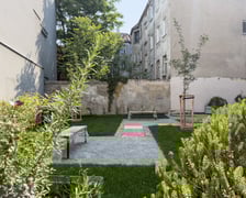 <p>Kolorowe akcenty korespondują z mozaiką</p>