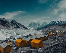 Wyprawa Mateusza Waligóry rowerem, pieszo i wspinając się na Mount Everest