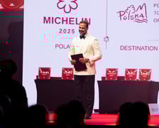 <p>Ceremonia wręczenia plakiet Michelin w Hali Stulecia &ndash; konferansjer Conrado Moreno</p>