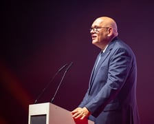 <p>Ceremonia wręczenia plakiet Michelin w Hali Stulecia &ndash; przemawia Maciej Dobrzyniecki</p>