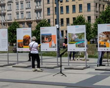 Wystawa „Perły Aglomeracji Wrocławskiej” przed Dworcem Głównym PKP we Wrocławiu