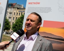wójt Mietkowa Tomasz Sakuta. wystawa „Perły Aglomeracji Wrocławskiej” przed Dworcem Głównym PKP we Wrocławiu