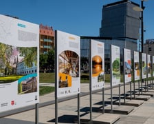 Wystawa „Perły Aglomeracji Wrocławskiej” przed Dworcem Głównym PKP we Wrocławiu