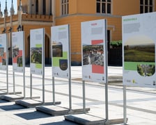 Wystawa „Perły Aglomeracji Wrocławskiej” przed Dworcem Głównym PKP we Wrocławiu
