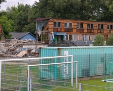 Częściowo wyburzony budynek klubowy oraz stadion użytkowany przez ZKS Polar Wrocław