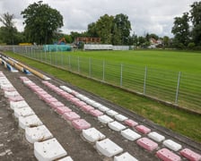 Częściowo wyburzony budynek klubowy oraz stadion użytkowany przez ZKS Polar Wrocław